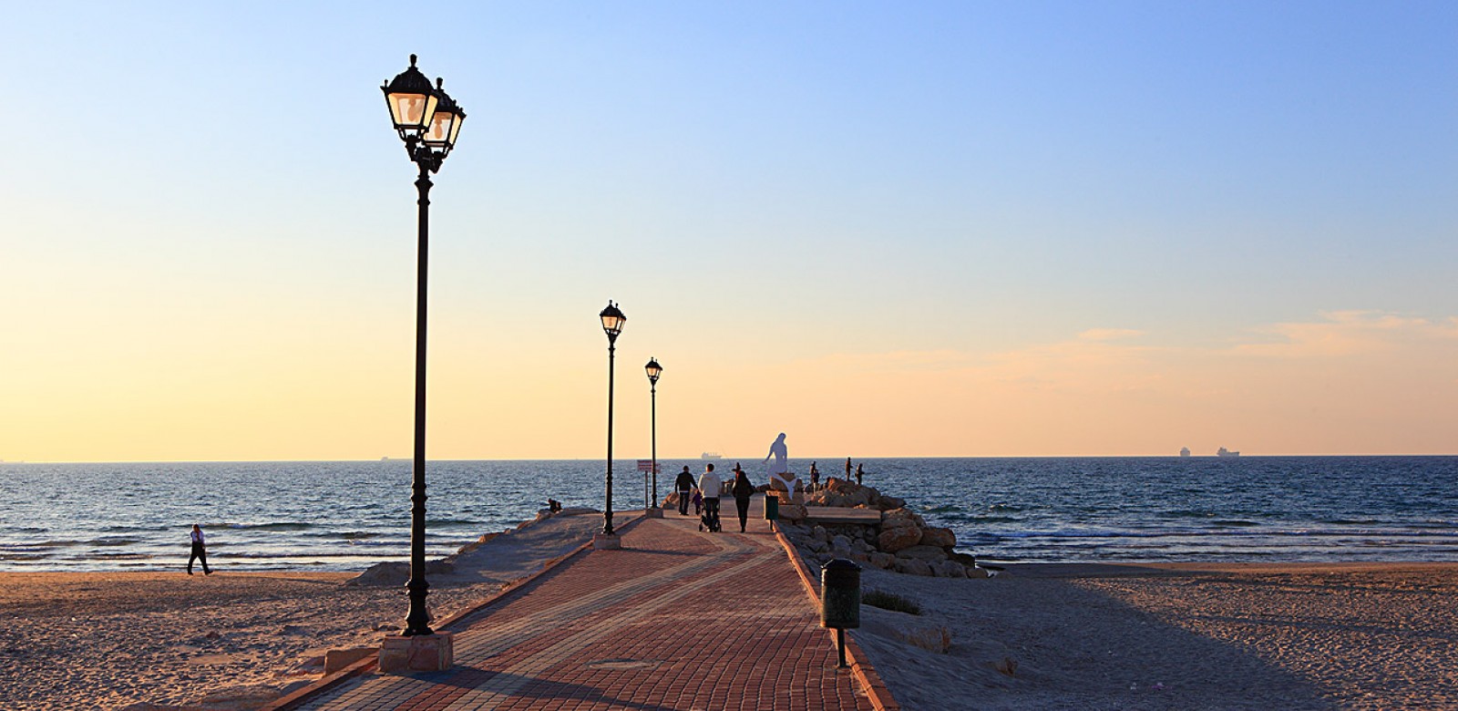 Kiryat Yam boardwalk Glow גלריה של תאורת עילית